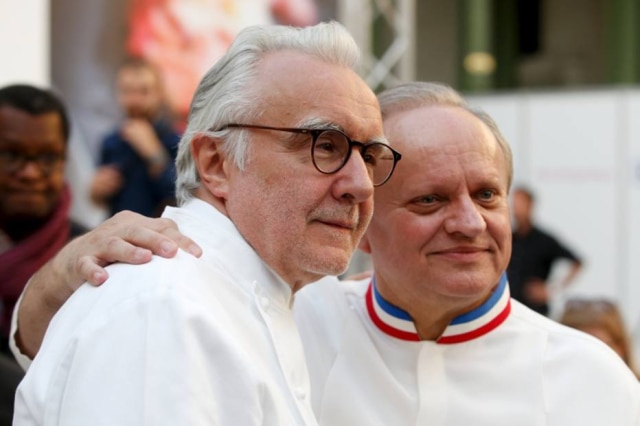 Charles Platiau|Reuters Os franceses Alain Ducasse e Joël Robuchon, que somam 45 estrelas Michelin no mundo
