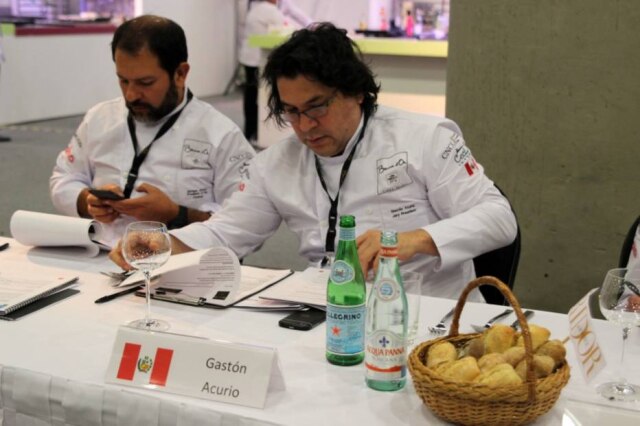 Marcela Terra|Divulgação O peruano Gastón Acurio (à dir.) e o mexicano Enrique Olvera analisando notas dadas a participantes do Bocuse DOr no México. Enrique Olvera é o presidente do Bocuse DOr México; Gastón Acurio é o presidente do júri do concurso