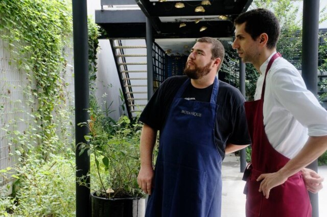 Divulgação Os chefs Gabriel Broide (à esq.) e Ivan Ralston, no Tuju