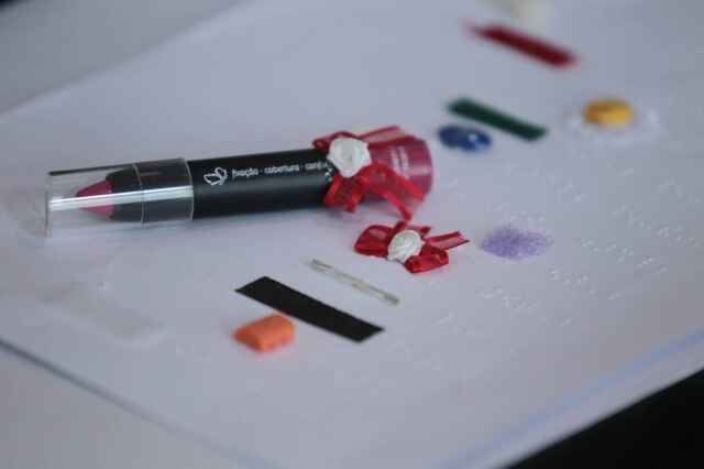 Felipe Rau/ Estadão A Vult Cosmético doou os produtos de maquiagem que receberam uma identificação em braille (sistema de leitura e escrita dos cegos)