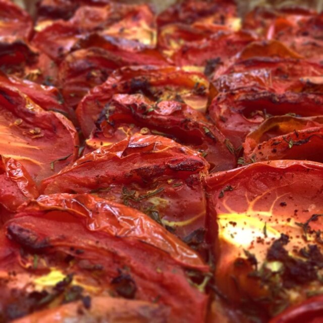 Divulgação No forno. Tomates assados com ervas, para virar suco