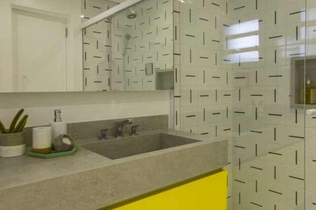 Zeca Wittner/Estadão No banheiro de Duda Senna, medindo 2,36 x 1,70 m, azulejos Traço, da Lurca. Veja nosso especial de banheiros