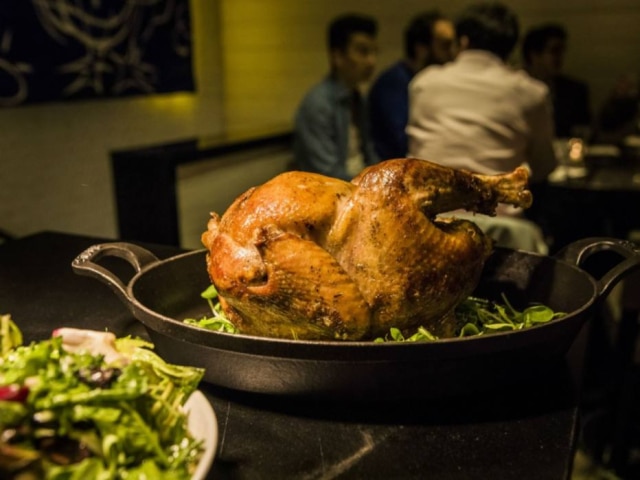 Sasha Maslov|The New York Times Galinha D'angola assada do Le Coq Rico