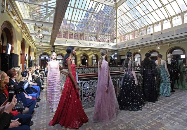AFP PHOTO / ANGELA WEISS Vestidos-desejo no desfile de pre-fall 2017 da Valentino.