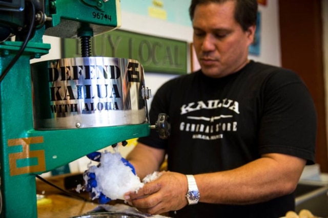Kent Nishimura|NYT Steven Parker na Kailua General Store. Ele diz que uma boa máquina de raspadinha tem a lâmina bem afiada e que um raspador habilidoso precisa ter a paciência de um bom barista.