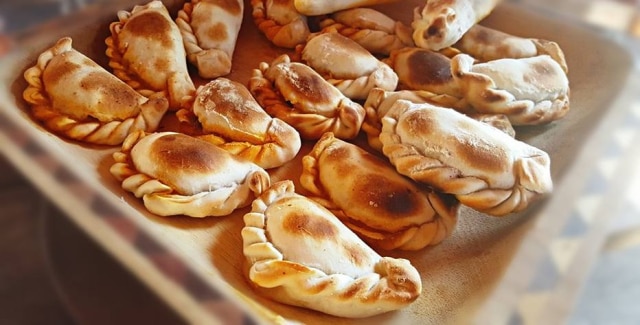 Pixabay Cachorro pegou uma das empanadas durante transmissão ao vivo em TV chilena.