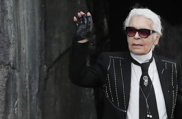 EFE/IAN LANGSDON Karl Lagerfeld cumprimenta convidados após desfile de Verão 2018 da Chanel.