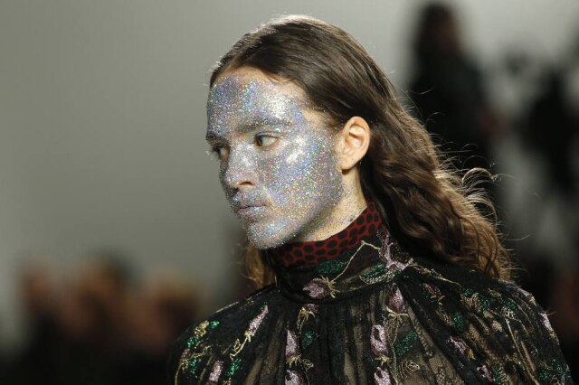 AP Photo/Thibault Camus Modelo com o rosto coberto por glitter cruzou a passarela da grife francesa Giambattista Valli em Paris