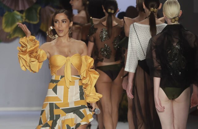 Andre Penner/AP Photo A cantora Anitta, evocando Carmen Miranda, em uma de suas duas entrada no desfile da Água de Coco