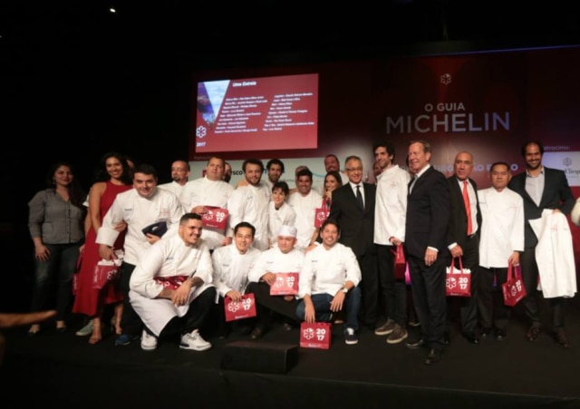 Chefs estrelados sobem ao palco após a premiação do Michelin em 2017