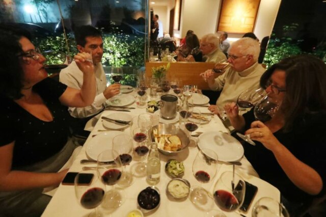 Alex Silva|Estadão Gole a gole. Carla Peralva (à esq.), o médico Gustavo Andrade de Paulo, presidente da ABS, Guilherme Velloso e Patrícia Ferraz à mesa no Tatini durante a degustação.