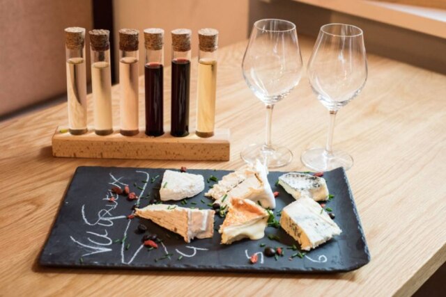 Les Petis Crus Bar oferece casamento entre queijos e vinhos