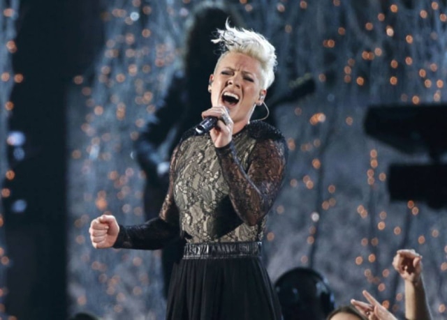 Mario Anzuoni/Reuters A cantora norte-americana Pink interrompeu um show que fazia na cidade de Brisbane, na Austrália, para consolar uma fã que perdeu a mãe