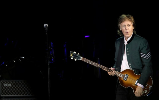 Diego Vara / Reuters Paul McCartney em seu show em Porto Alegre, em 2017.