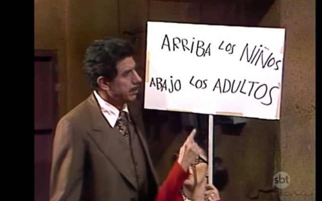 Reprodução/SBT Professor Girafales e Chiquinha, em episódio do Dia das Crianças.