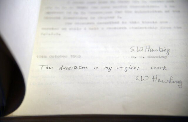 Toby Melville / Reuters Tese de doutorado de Stephen Hawking datada de 1965.