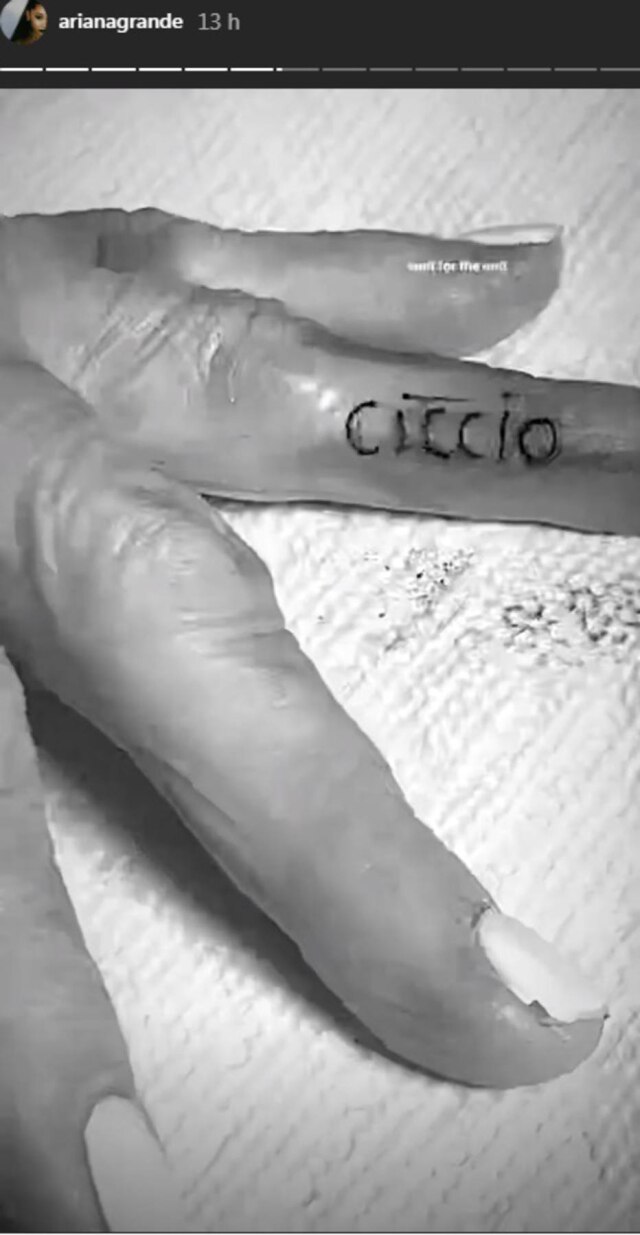 Insatgram / @arianagrande Tatuagem feita pela avó de Ariana Grande.