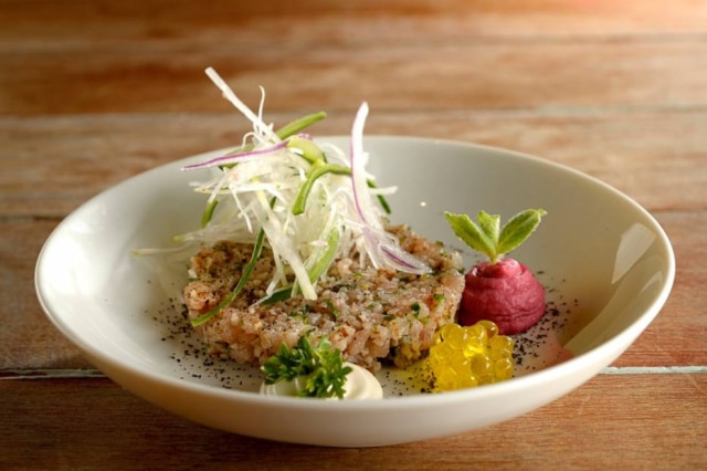 Mauro Holanda Porco cru, versão de quibe cru com hummus de beterraba, vegetais e ervas frescas d'A Casa do Porco Bar