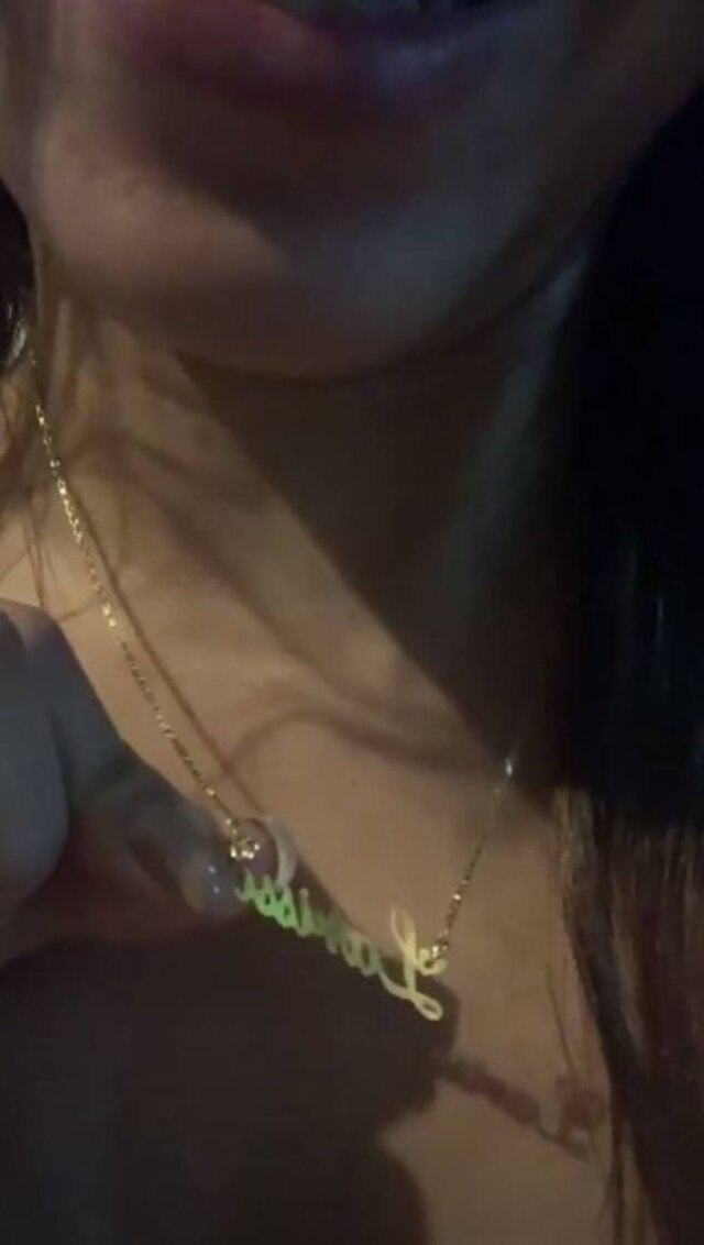 Instagram/@anitta A cantora Anitta recebeu, de amigo secreto, uma gargantilha com o verdadeiro nome dela.