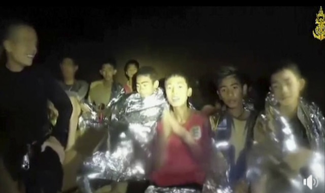 Thai Navy Seal / AP Os 12 meninos e seu treinador de futebol ficaram presos em uma caverna na Tailândia parcialmente inundada