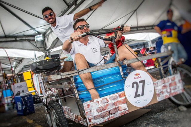 Fabio Piva/Red Bull/Divulgação Turma do Churras na Laje veio com o Vai, Malandra, carro com o mesmo nome da música de Anitta.