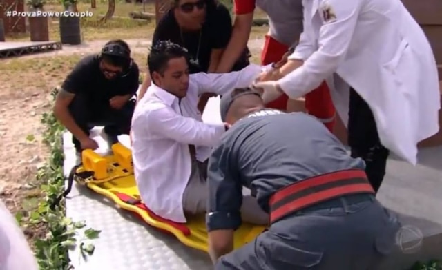 Reprodução de 'Power Couple Brasil' (2019) / Record TV Leandro Amieiro, marido de Debby Lagranha, é socorrido por bombeiros após passar mal em prova do 'Power Couple Brasil'.