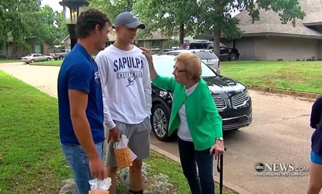 Captura de tela do programa 'ABC World News Tonight with David Muir' (2019) / Facebook / ABC News Jovens receberam o carinho da idosa, seus dez filhos e 42 netos após o incêndio.