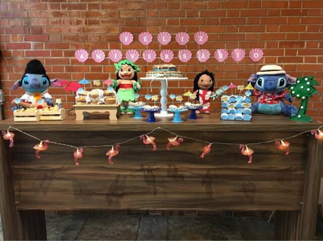 Cedida pelo Buffet Badalacão Cleber Santos, da Comportpet, indica que o bolo, doces e salgadinhos sejam colocados em uma bancada mais alta do que o maior cachorro convidado para a festa