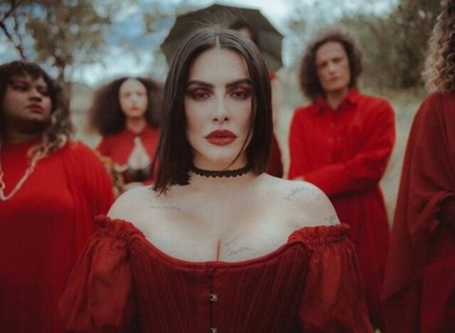 Instagram/@cleo A atriz e cantora Cleo, em trecho do clipe 'Queima', em parceria com MC Pocah.