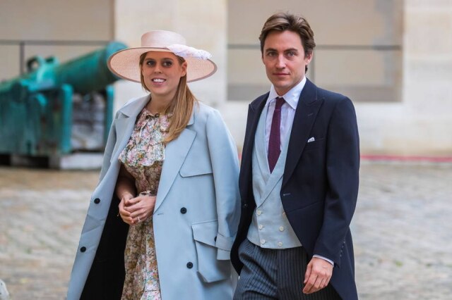 Christophe Petit Tesson / EFE / EPA A princesa britânica Beatrice de York e seu noivo Edoardo Mapelli Mozzi chegam para a cerimônia de casamento da condessa do príncipe Napoleão Arco-Zinneberg, na catedral de Saint-Louis-des-Invalides, no Invalides National Hotel, em Paris, em 19 de outubro de 2019