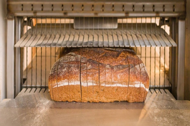 Oliver Parini/The New York Times Pão integral fatiado da Elmore Mountain Bread. Coletivo de padeiros se reuniram para produzir pão integral mais acessível para o público
