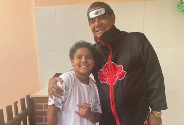 Instagram / @zecapagodinho Zeca Pagodinho como 'Vovô Naruto' ao lado de seu neto, Noah