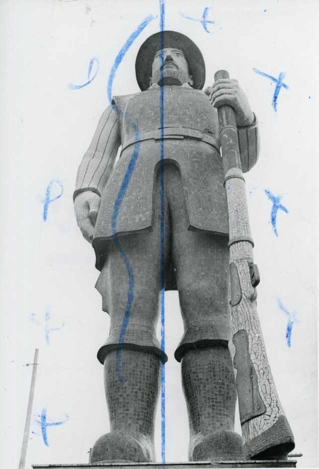 Acervo Estadão Foto da estátua de Borba Gato com marcas da diagramação do jornal em 1980.