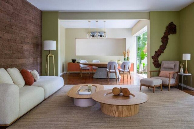 Israel Gollino Sala de estar da casa conta com revestimento 'Adobe' da Castelatto, inspirados na Arquitetura Vernacular