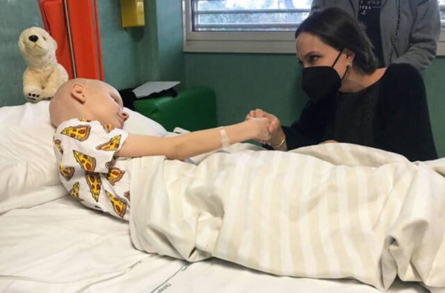 ANSA Angelina Jolie visitou crianças internadas no Bambino Gesù.
