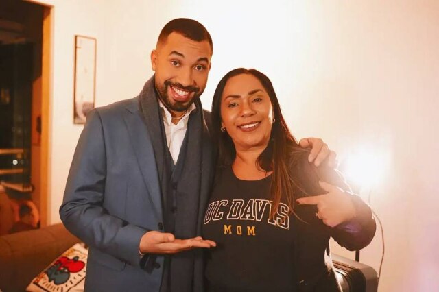 Instagram/@jacira.santanna Gil do Vigor ao lado da mãe, Jacira Santana. O influenciador a homenageou durante participação no 'Mais Você' nesta quinta-feira, 5 de maio.