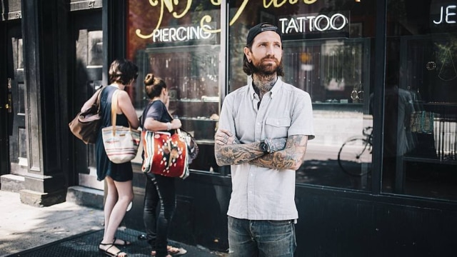 Sam Polcer/The New York Times J. Colby Smith do New York Adorned, em East Village, se tornou uma espécie de guru do piercing moderno