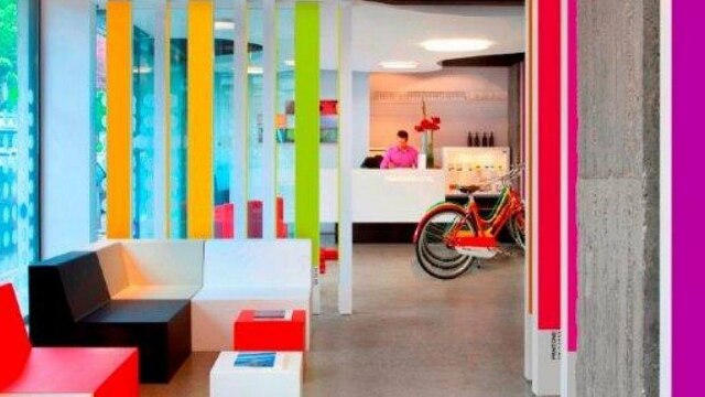 divulgação O hall de entrada do hotel Pantone, em Bruxelas, Bélgica, projeto de Penneman