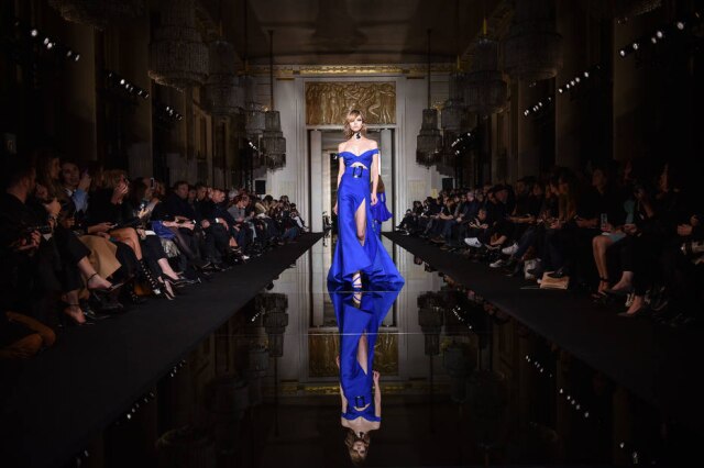 AP Photo/Zacharie Scheurer, File A italiana Versace, que abriu a temporada de couture no domingo, é uma das marcas estrageiras que possui concessão para participar do evento em Paris