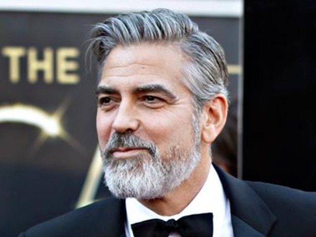 REUTERS George Clooney prova que barbas grisalhas também são bem-vindas. O volume no queixo alonga o rosto