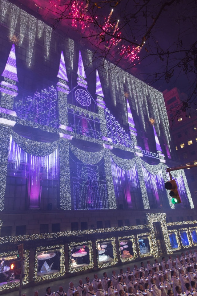 Stefania Curto/The New York Times A Saks da 5ª Avenida não poupou despesas para garantir que sua exibição de natal fosse deslumbrante