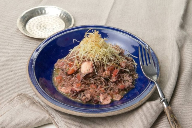 Daniel Teixeira/Estadão Arroz de polvo com chips de alho-poró.