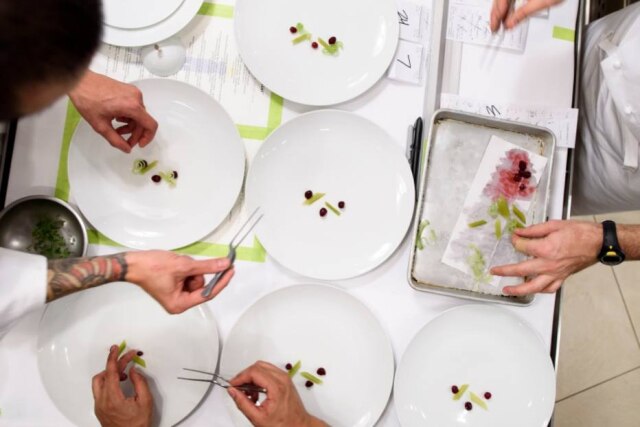 Karsten Moran|New York Times O chef Eli Kaimeh muda o menu do restaurante com frequência, mas mantém alguns pratos-assinatura de Thomas Keller, dono e criador do restaurante, como o tartar de salmão e crème frâiche servido em um cone de sorvete e Oysters and Pearls, pudim de tapioca salgado servido com ostras e caviar