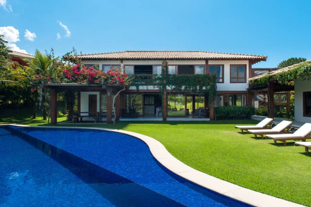 Tarso Figueira/Divulgação Piscina em casa em Trancoso (BA) com projeto do escritório Conrado Ceravolo Arquitetura