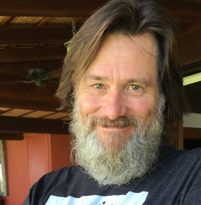 twitter.com/@jimcarrey Ator Jim Carrey apareceu bem diferente em nova foto publicada em seu Twitter