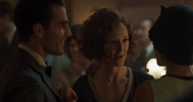 Divulgação/Las Chicas Del Cable Miguel, Sara e Carlota conhecem mais sobre si enquanto se envolvem em um triângulo amoroso, unido por Carlota