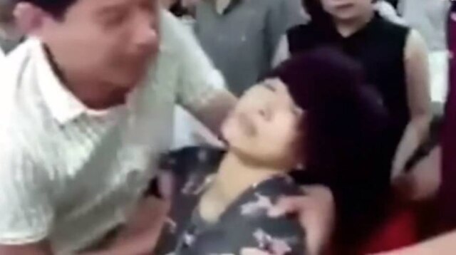 Youtube/@Sunhose08 Turista chinesa teve de ser socorrida por pessoas que estavam na loja