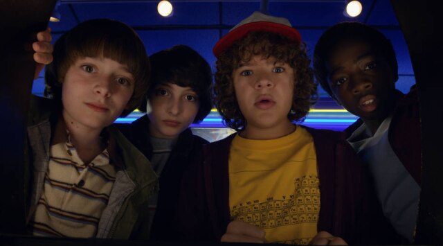 Netflix Jovens atores de Stranger Things em cena da segunda temporada