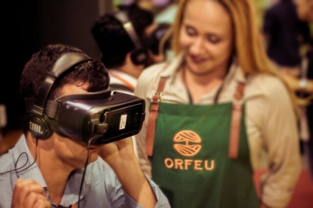 Orfeu Óculos com visão 360º e fones de ouvido transportam visitantes para o campo.