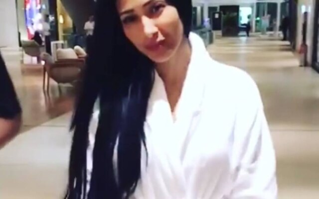 Instagram / @simaria Simaria usando roupão em shopping.